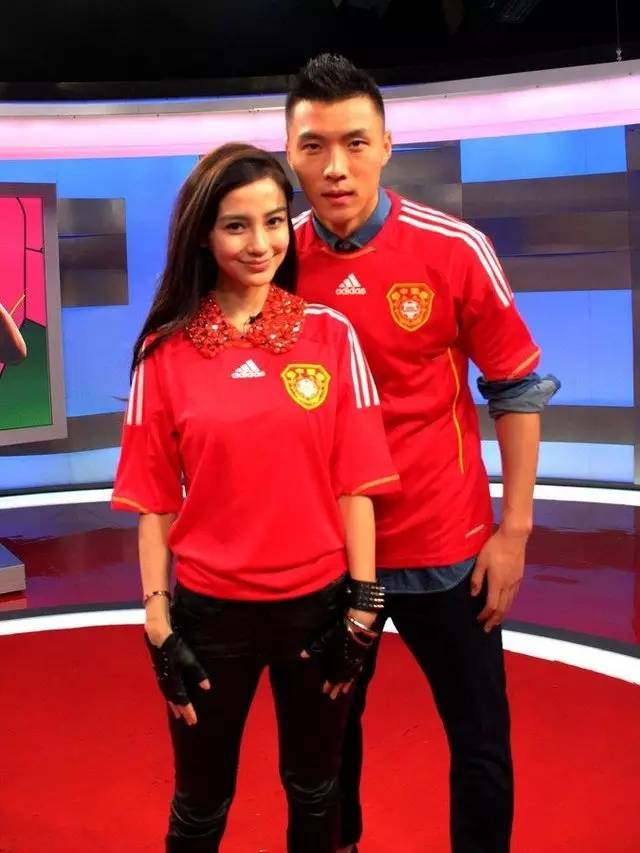 当女球迷穿球衣的时候,她们在穿什么?