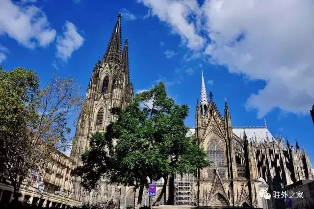 这个单身姑娘一个人一台车一年行走二十多个国家