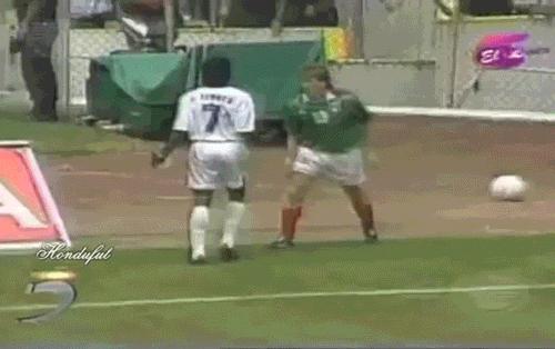 网友恶搞c罗搞笑gif图片,c罗假动作不看人传球gif