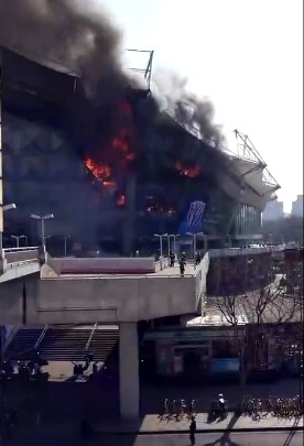 虹口足球场着火视频,上海虹口足球场着火原因