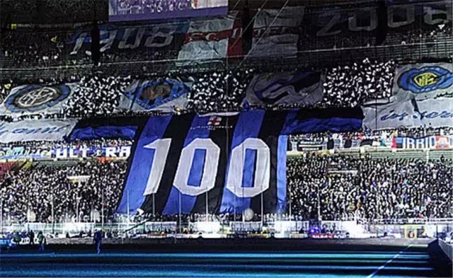 国际米兰进球后足球被装进袋子里,国际米兰回传球给黄牌