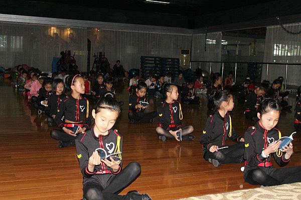 “三爱文化”是学院非常重视的教育方向《爱国爱家爱自己》