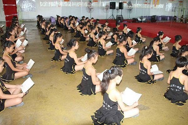 “三爱文化”是学院非常重视的教育方向《爱国爱家爱自己》