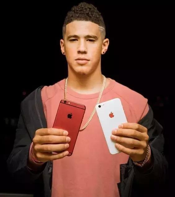 新秀布克格林共同穿过的鞋,布克70分球鞋