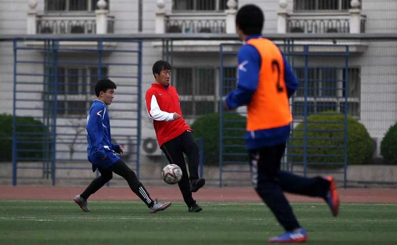 未来之星-名宿辅导团走进回民学校校园足球需“久久为功”