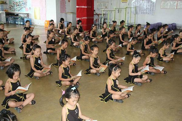 “三爱文化”是学院非常重视的教育方向《爱国爱家爱自己》