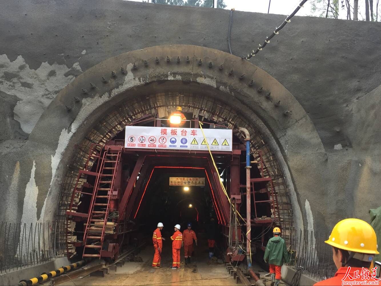 郑万高铁小三峡隧道,郑万高铁隧道全过程