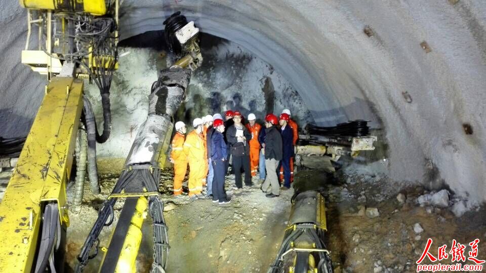 郑万高铁小三峡隧道,郑万高铁隧道全过程