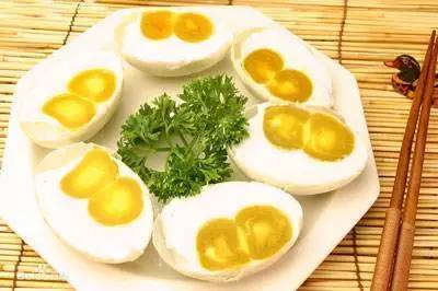 彩票中两个红色球算中奖吗,中双色球彩票的几率有多大