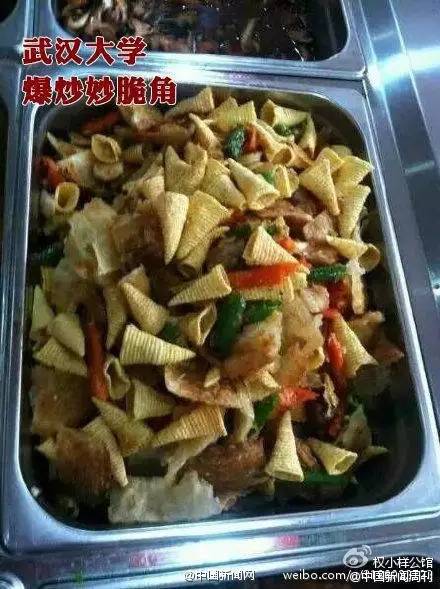 4个小伙子爬山帮助一位老人，结果几天后奇迹发生，别人都羡慕死了！