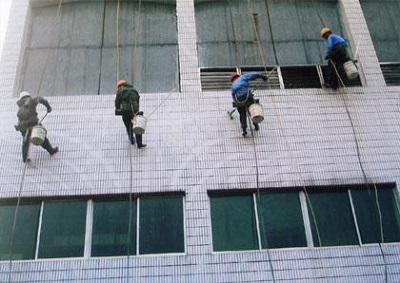 高楼外墙渗水有什么好的办法解决,高楼外墙渗水室内能解决吗