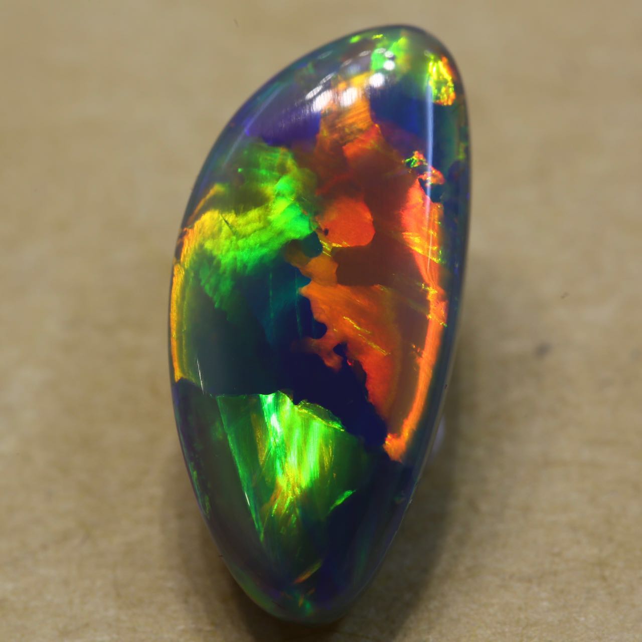 欧泊宝石哪一种颜色的最贵,欧泊宝石哪一种颜色的最珍贵