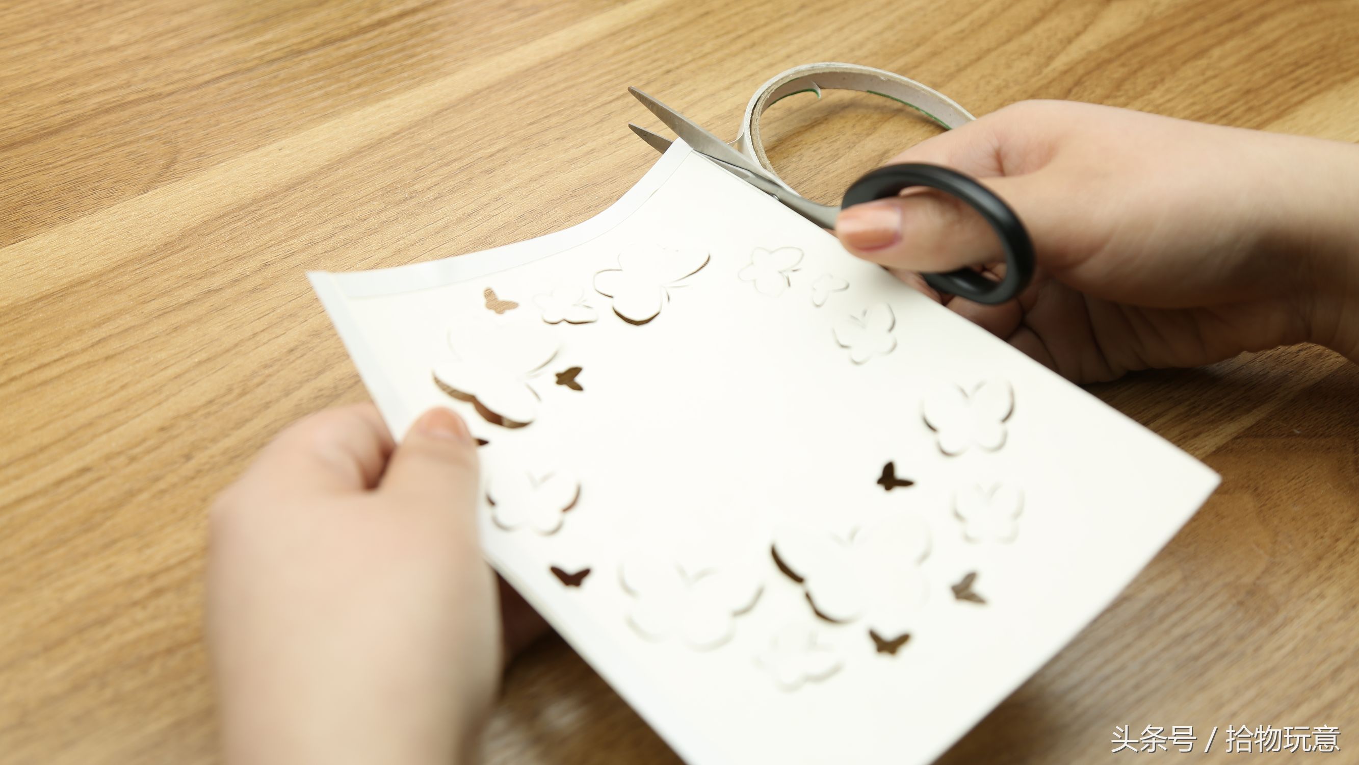 卡纸怎么做成蝴蝶,请用卡纸做出蝴蝶