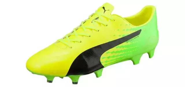 他们都穿什么篮球鞋,他们穿着什么用英语怎么说