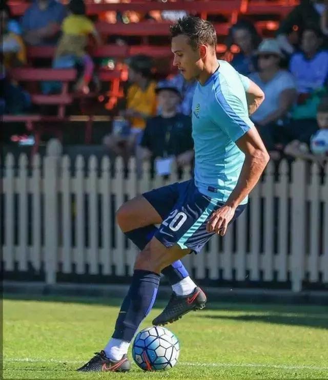 他们都穿什么篮球鞋,他们穿着什么用英语怎么说