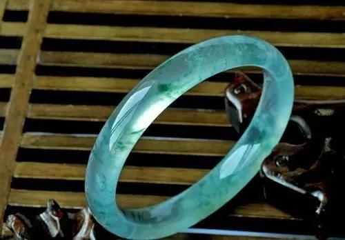 和田玉市场恶性循环,近来经济不景气和田玉销量走低