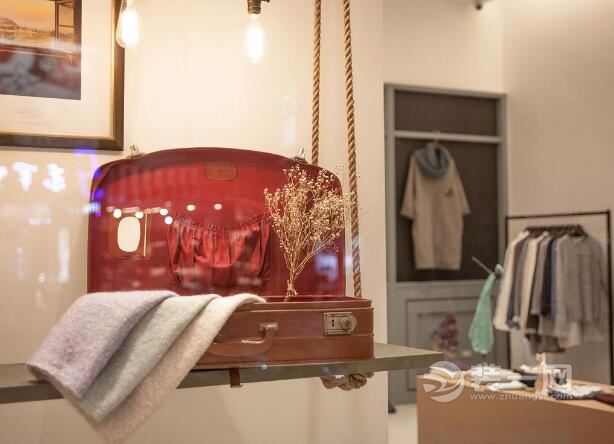 拐角服装店装修设计,衣服店装修简约十几平