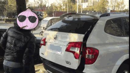 在主驾驶怎么关后备箱,车后备箱一般怎么关