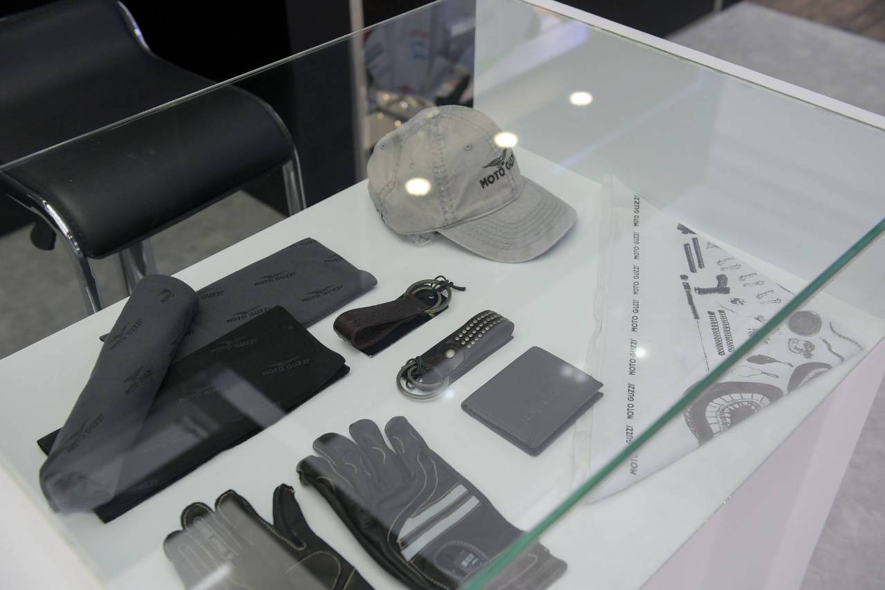 直击曼谷摩托车展美女如云，MOTOGUZZI光荣绽放