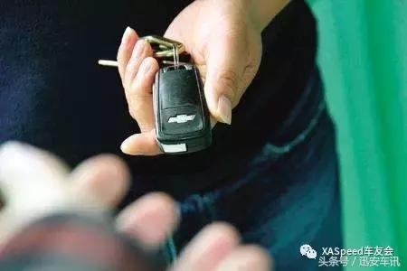 朋友借车出事故要走我的保险,朋友借车被警察抓住了能拿到吗