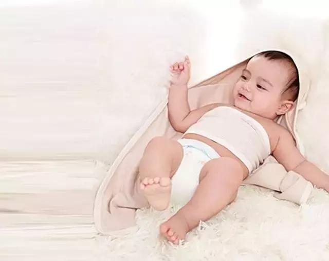 怎么把孩子裹起来睡觉,把孩子裹起来正确方法