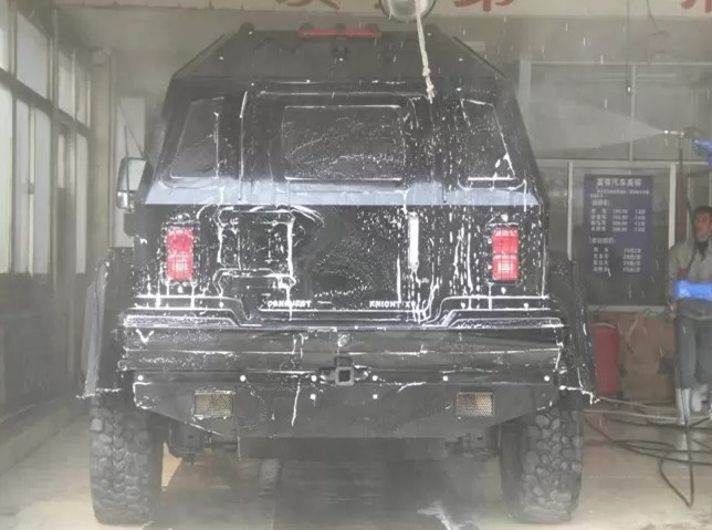1500万骑士十五世去洗车房,工作人员直摇头:我们不洗装甲车