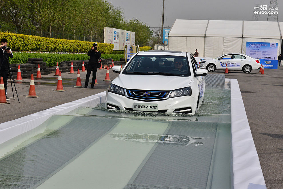 吉利帝豪ev400实际续航实测,吉利帝豪ev300详细介绍