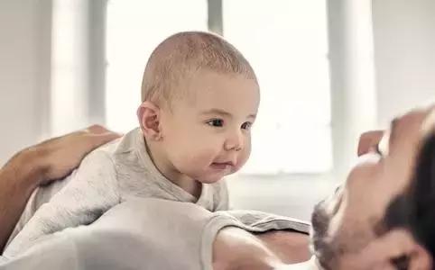 宝宝头部不稳定是什么原因,宝宝头部下垂是什么原因