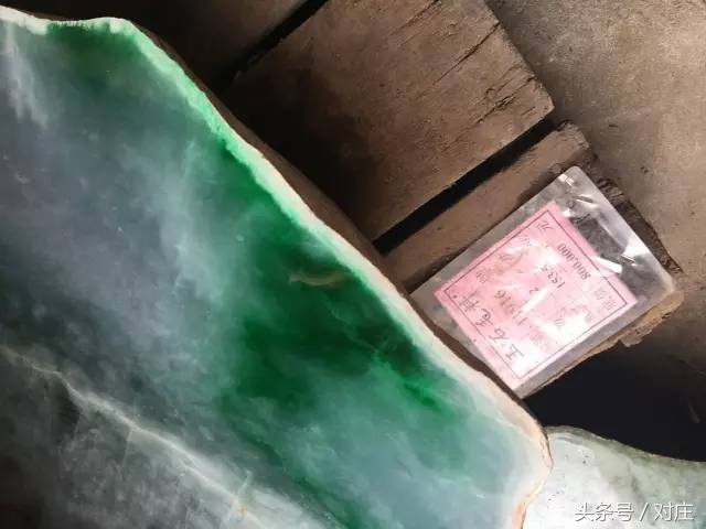 翡翠原石切割大涨开出帝王绿,翡翠原石切出来大涨的视频