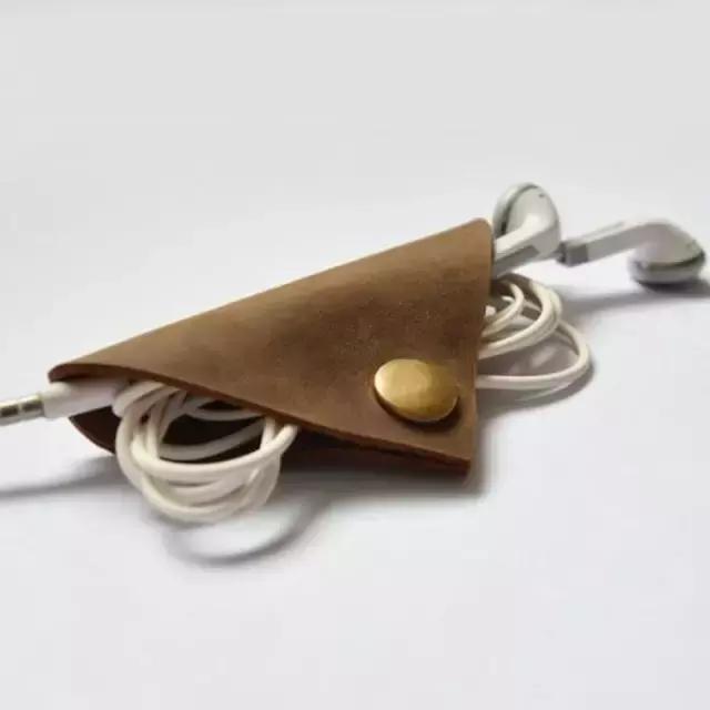 耳机线收束带,耳机线拔出来一点才可以正常使用