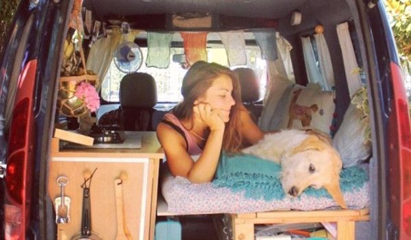 房车太贵？这个姑娘改造小货车带着狗狗周游世界！简直太酷啦~