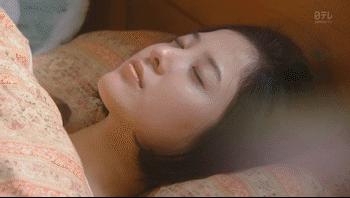 女生生西瓜,妹子吃冰镇西瓜拉肚子