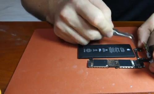 一国外男子在华强北组装了台iPhone6s，网友：价格真便宜