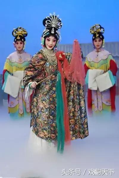 京剧戏曲服装大全,京剧戏曲服饰与表演