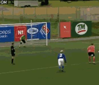 足球搞笑视频c罗把球框搬走,足球搞笑视频c罗梅西