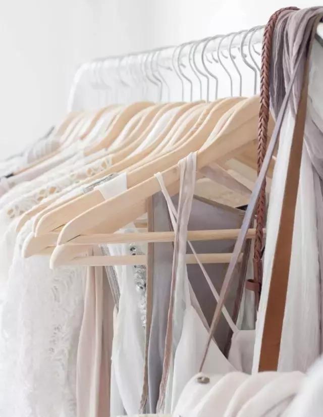 记住这4个穿搭技巧英文,记住这几个颜色口诀穿衣更高级