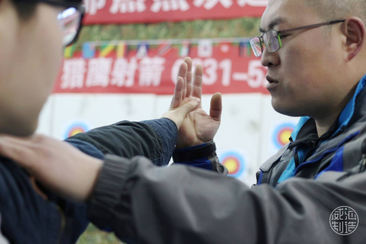 或许你也喜欢射箭？连续射击一个小时，腰不酸腿不疼！