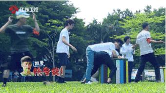 王嘉尔：耿直BOY和他的相爱相杀的男人们