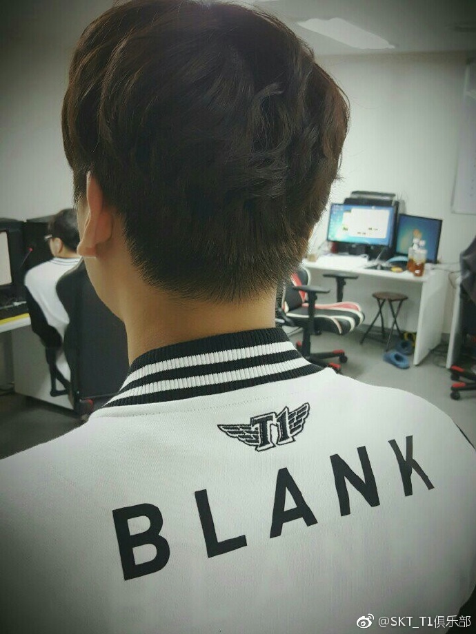 SKT黑色款新队服被晒出，网友：还是红色好看啊！