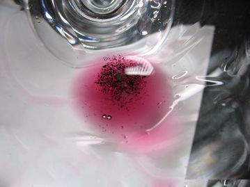 白酒里的黑色的沉淀物有害吗,白酒时间长了有沉淀物能喝吗