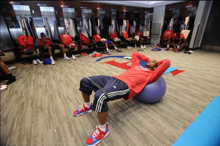 韦德和詹姆斯拥抱照片,詹姆斯韦德热火更衣室