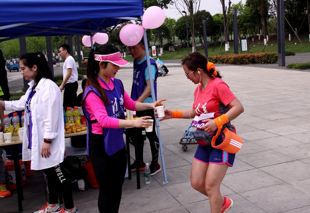 环球同跑迎校庆，清华校友锦城湖畔展英姿（原创）