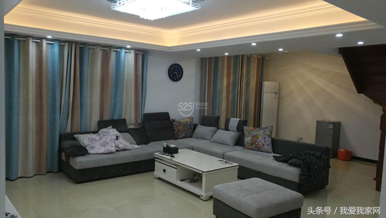 楼梯在正中,楼梯小横梁凸出墙体