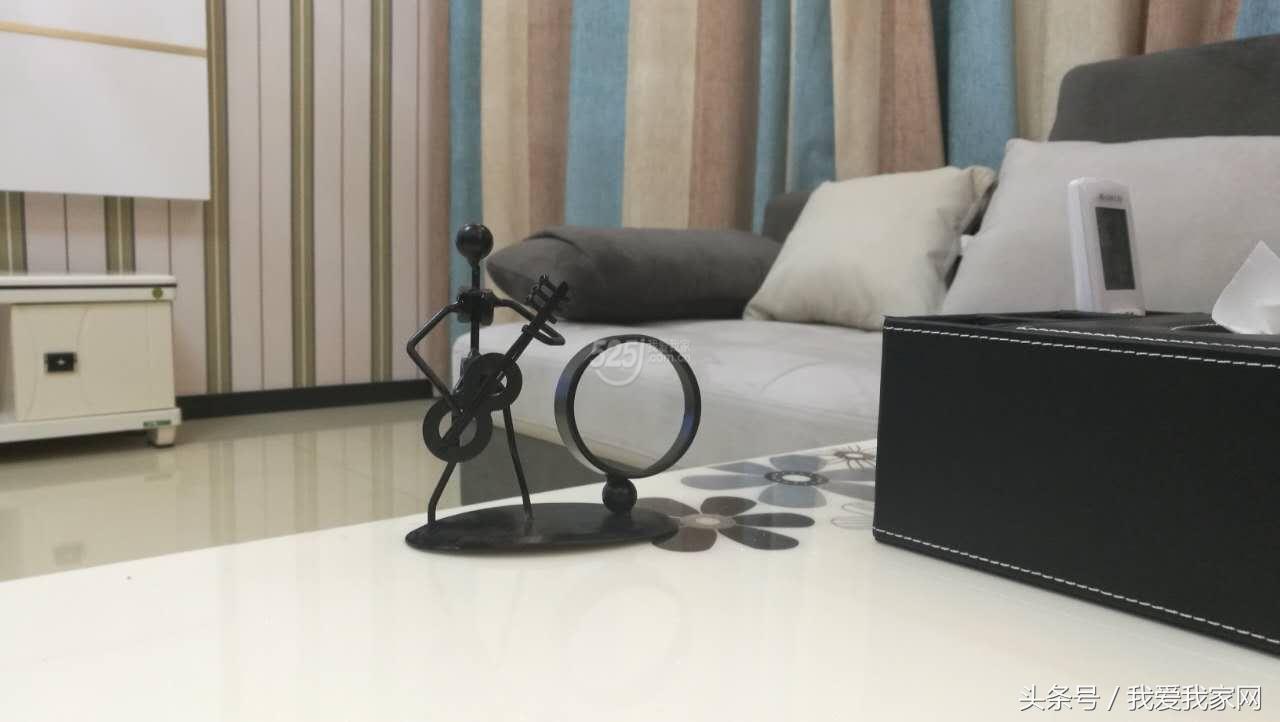 楼梯在正中,楼梯小横梁凸出墙体