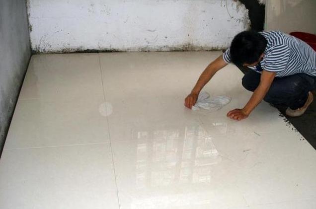 装修贴黑色地砖有后悔的吗,装修地砖勾缝变黑了怎么处理