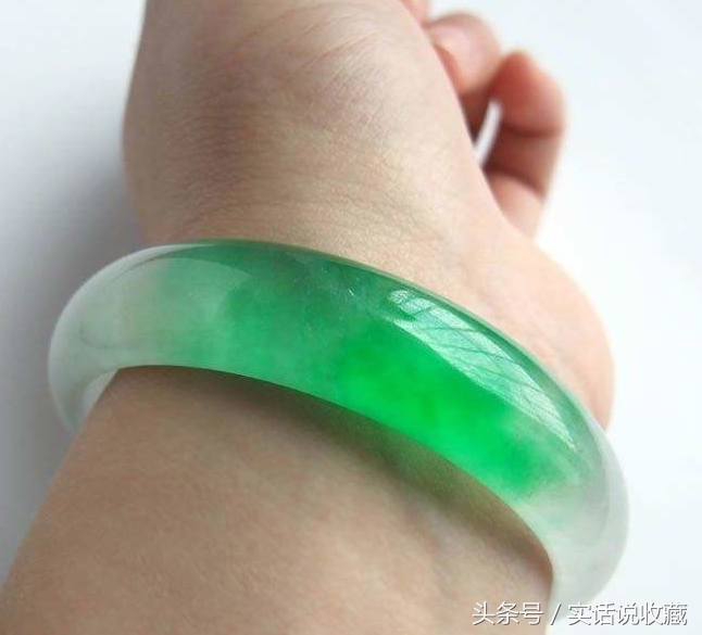 怎么鉴别和田玉手镯,玉手镯买翡翠手镯还是和田玉手镯