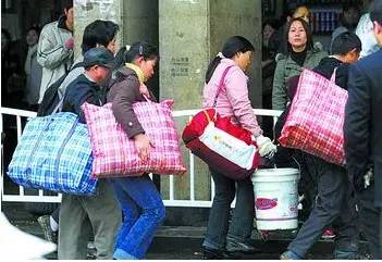 PUMA新款拖鞋告诉你，原来，是大妈引领着世界的潮流！