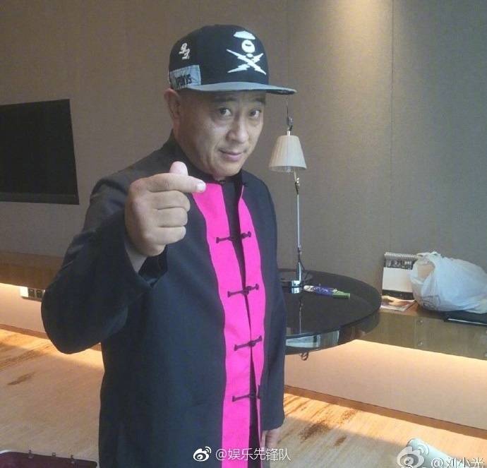 男子骑电瓶车失控撞上路边小哥,男子骑电动车撞上路边停放车受伤