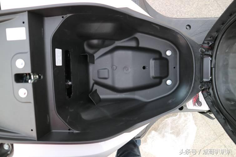 好看的新大洲本田裂行美图,本田裂行125与本田nx125哪个好