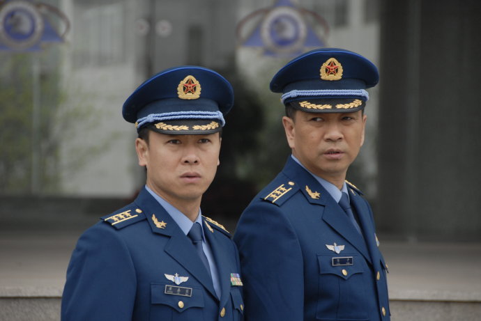 第一代岩男郎凭一剧爆红，出道30年零绯闻，和美妻恩爱25年